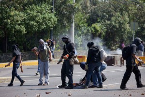 Bloque de encapuchados frente a CU.